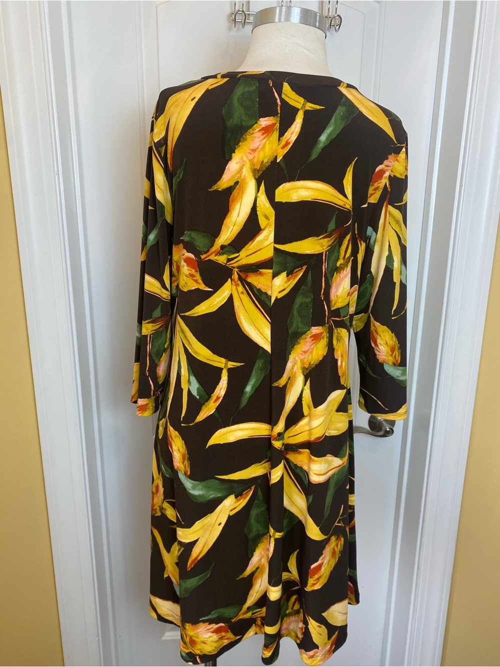 Chico’s Tropical Leaf Print Vneck Dress Sz 1 (8) Medium Yellow Green Black - Picture 3 of 8